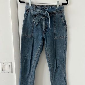Abercrombie & Fitch - High-waisted Jeans with Denim Belt